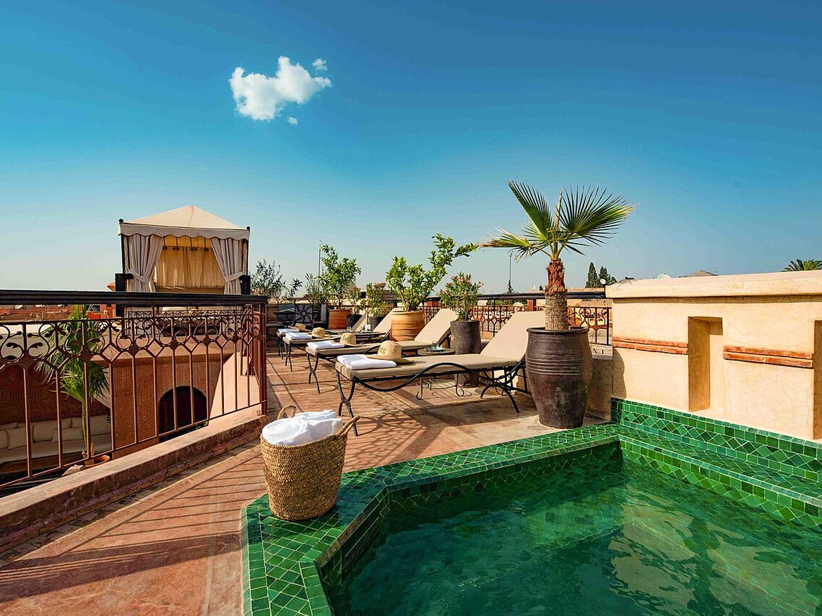 Terrasse livrée à Marrakech, bassin en zellige vert et pergola
